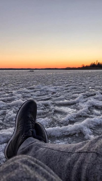 Фотограф показав, як озеро на Волині вкриває крига