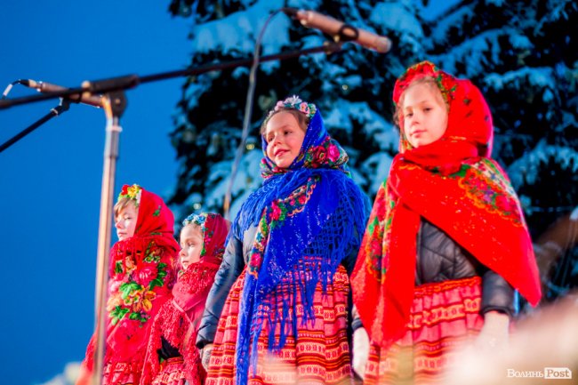 У Луцьку урочисто засвітили головну ялинку міста. ФОТО