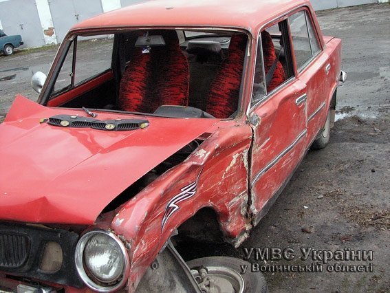 Аварія на Волині: легковик зіткнувся з деревом