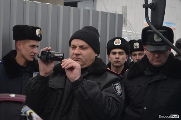 Блокування ВВшників у Луцьку: день другий. ФОТО