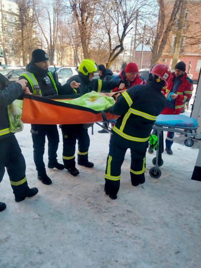 Бійці ДСНС у Луцьку врятували чоловіка, який потребував медичної допомоги