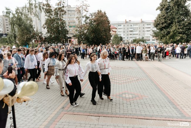 У Луцькому НВК №26 пролунав перший дзвінок. ФОТОРЕПОРТАЖ