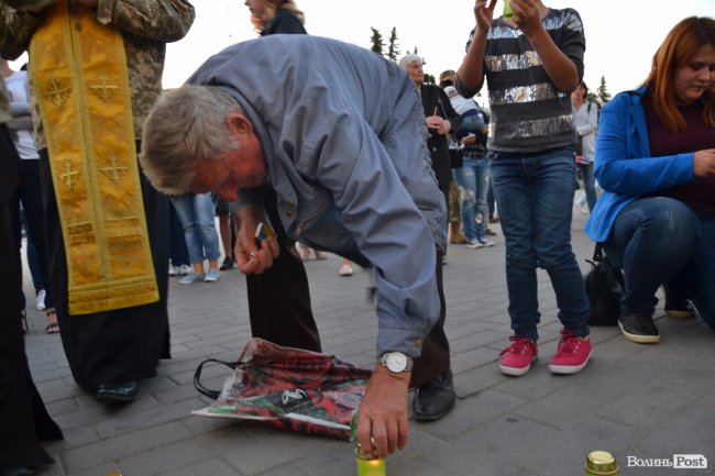«Небо бачить, що їх пам'ятають». У Луцьку вшанували загиблих в Іловайському котлі
