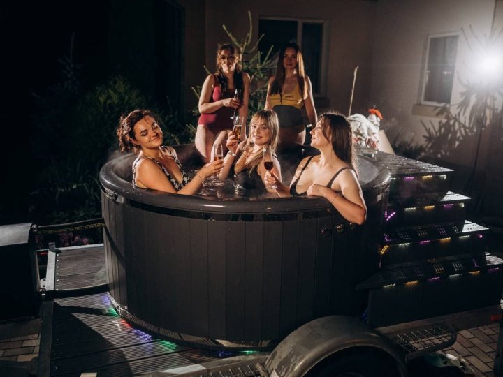 «Чан на колесах» за 3000 гривень: у Луцьку запустили незвичну послугу з доставкою