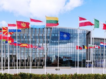 Україна підписала заявку на вступ до НАТО в пришвидшеному порядку