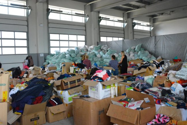 Для волинського військового підрозділу передали автомобіль та екскаватор