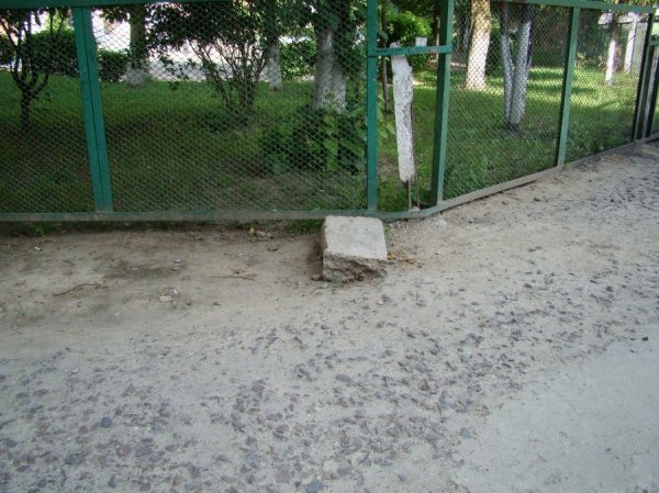 У Луцьку двір будинку перетворили на проїжджу частину. ФОТО