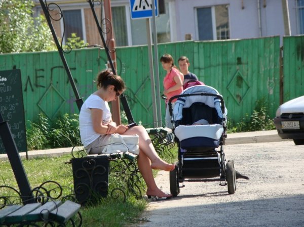 У Луцьку двір будинку перетворили на проїжджу частину. ФОТО