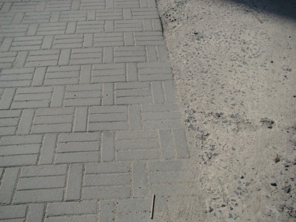 У Луцьку двір будинку перетворили на проїжджу частину. ФОТО