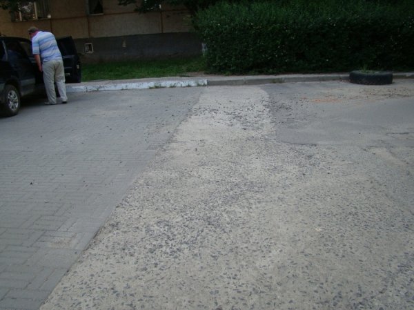 У Луцьку двір будинку перетворили на проїжджу частину. ФОТО