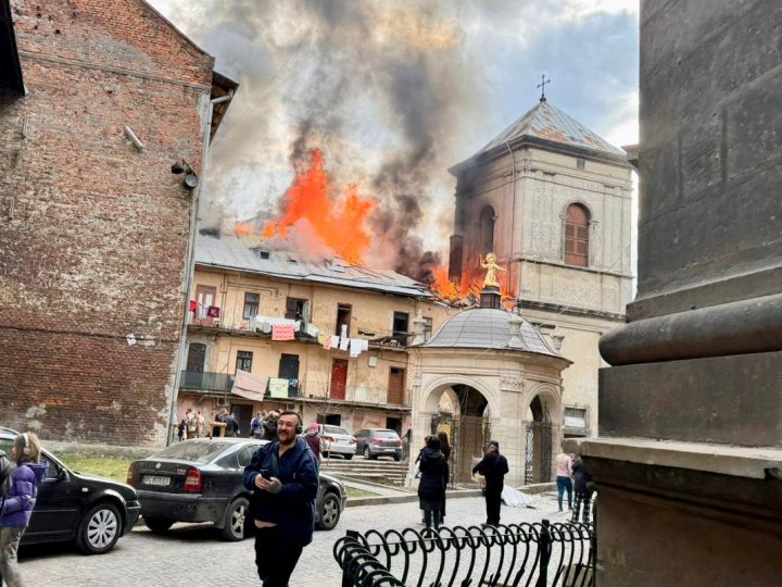 Росія атакує Львів дронами: влучили у будинок у центрі міста. ВІДЕО