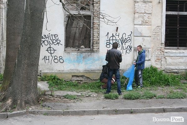 У Луцьку прибирали сміття в заповіднику. ФОТО