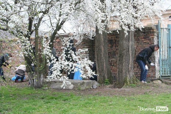 У Луцьку прибирали сміття в заповіднику. ФОТО