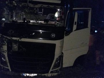 На Волині вантажівка протаранила два авто та огорожу