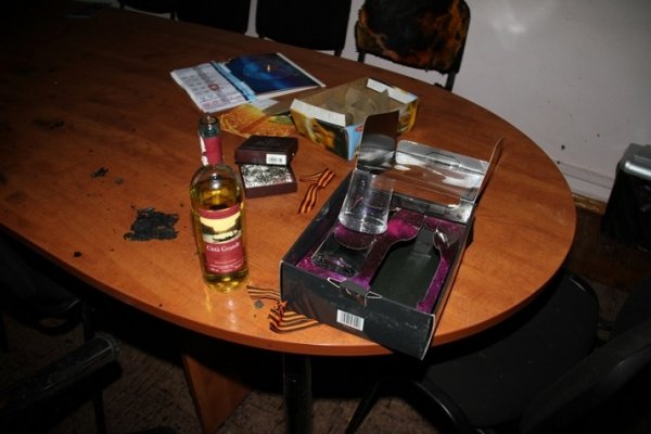 Сепаратисти залишили в Харківській ОДА згорілі кімнати і консерви. ФОТО