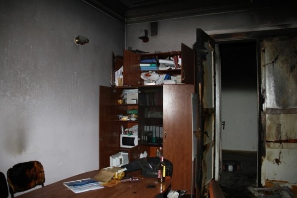 Сепаратисти залишили в Харківській ОДА згорілі кімнати і консерви. ФОТО