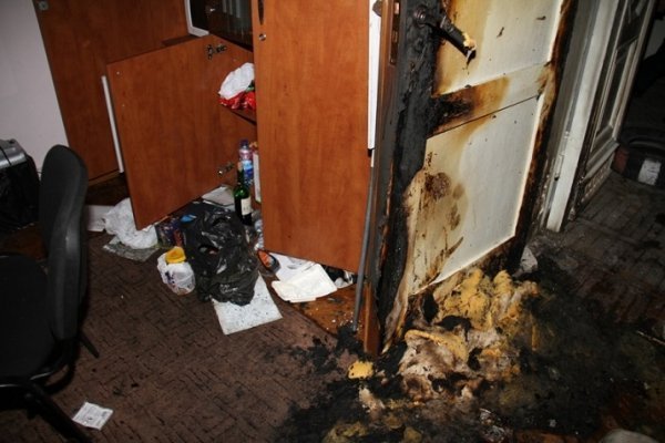 Сепаратисти залишили в Харківській ОДА згорілі кімнати і консерви. ФОТО