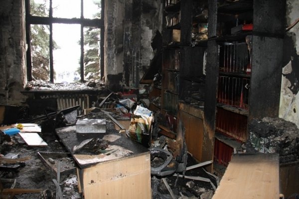 Сепаратисти залишили в Харківській ОДА згорілі кімнати і консерви. ФОТО