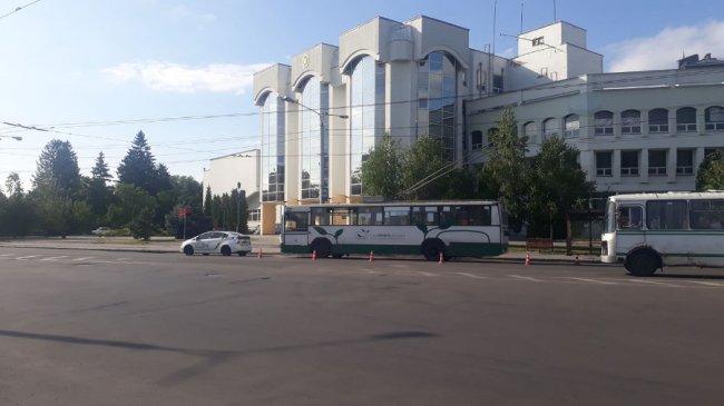 У Луцьку тролейбус наїхав на чоловіка. ФОТО