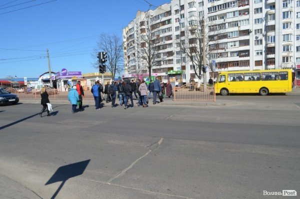 У Луцьку громадські активісти провели «дорожній» флешмоб. ФОТО