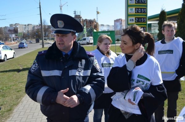 У Луцьку громадські активісти провели «дорожній» флешмоб. ФОТО