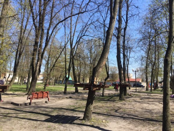 У ковельському парку ремонтують дитмайданчик та встановлюють мотузковий атракціон. ФОТО