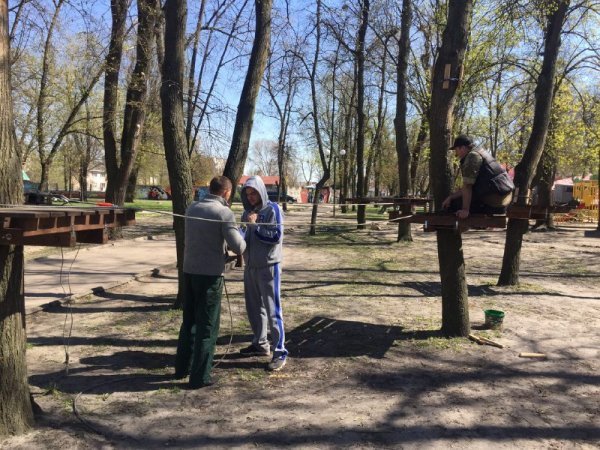 У ковельському парку ремонтують дитмайданчик та встановлюють мотузковий атракціон. ФОТО