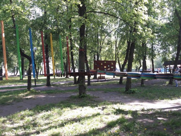 У ковельському парку ремонтують дитмайданчик та встановлюють мотузковий атракціон. ФОТО