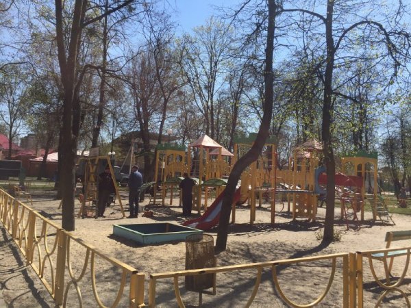 У ковельському парку ремонтують дитмайданчик та встановлюють мотузковий атракціон. ФОТО