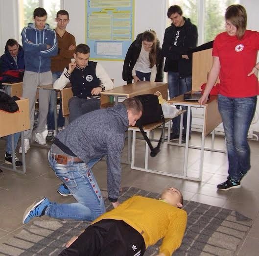 Студентів Академії рекреаційних технологій і права навчають надавати першу домедичну допомогу. ФОТО