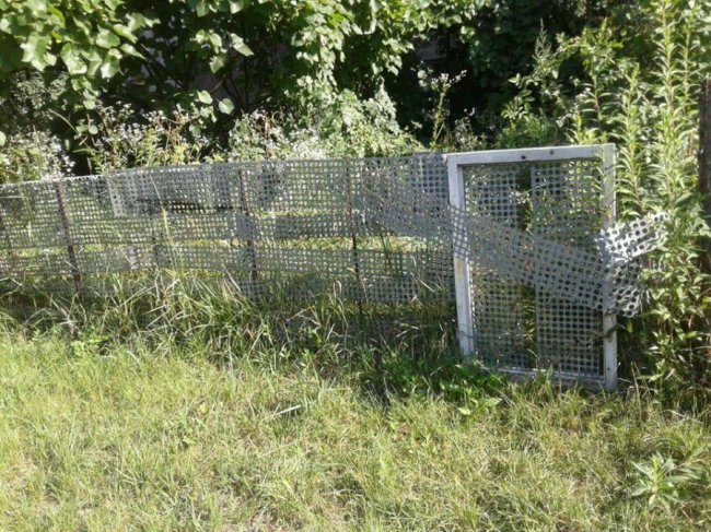 Муніципали продовжуть зносити паркани у Луцьку. ФОТО