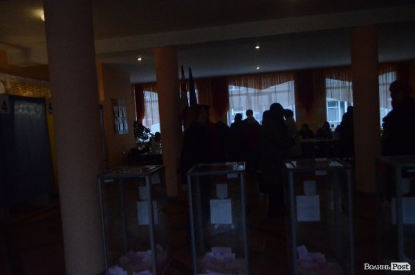 Вибори у Луцьку: до обіду спостерігали невисоку явку виборців. ФОТО