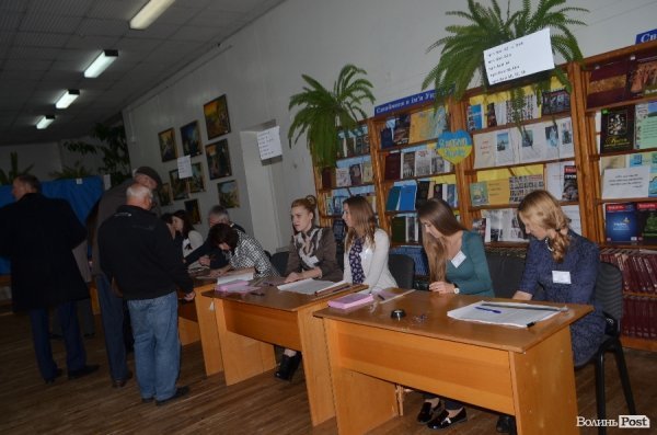 Вибори у Луцьку: до обіду спостерігали невисоку явку виборців. ФОТО