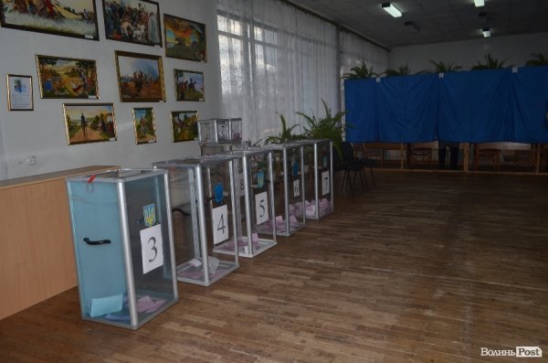 Вибори у Луцьку: до обіду спостерігали невисоку явку виборців. ФОТО