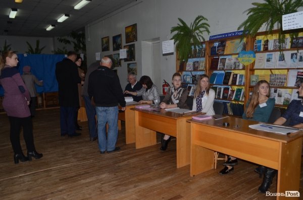 Вибори у Луцьку: до обіду спостерігали невисоку явку виборців. ФОТО