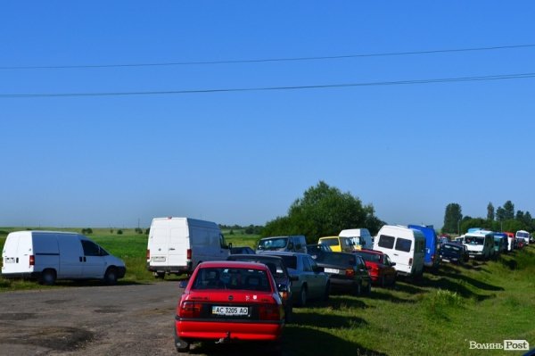 Машини припарковані на кілька кілометрів по обидві сторони дороги