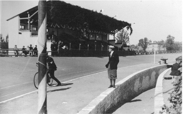 Відкриття луцького стадіону ім. Пілсудського, вересень 1933 року. Як бачимо, сьогоднішня центральна трибуна – це кілька разів перебудована ще та, польська. Родзинка – підземний тунель, яким спортсмени виходили на змагання в ядро арени. На цьому фото тунел