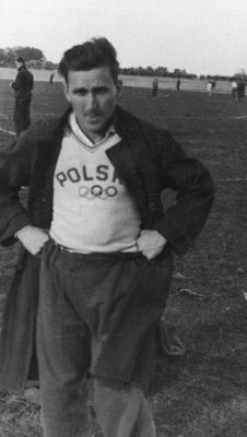 Спроба в Луцьку Єжи Плавчика – польського стрибуна з жердиною і багатоборця, який на чемпіонаті Європи з легкої атлетики в Турині у 1934 році завоює бронзову нагороду. Приземлялися тоді просто у... пісок.