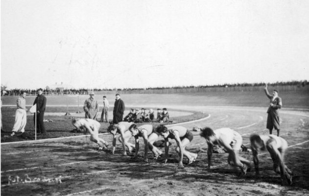 Упізнаєте? Це наш «Авангард» майже 85 років тому. Старт забігу під час відкриття луцького стадіону ім. Пілсудського, вересень 1933 року.