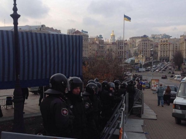 Йолка, Майдан, спецназ і квіти. ФОТО