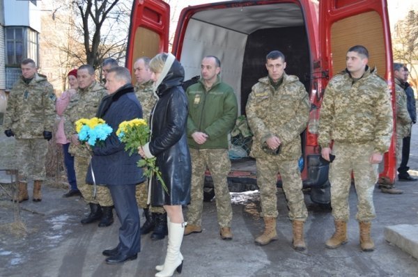 У Ковель привезли тіло загиблого бійця. ФОТО