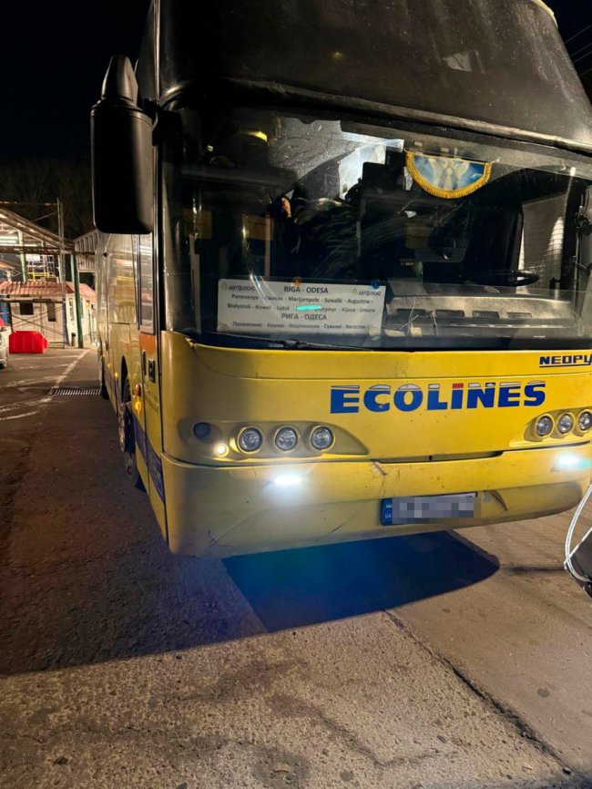 В «Устилузі» прикордонники виявили срібні монети вартістю понад мільйон гривень