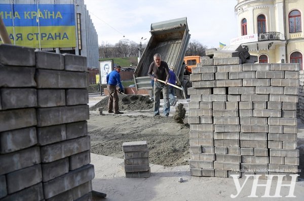 У Києві на Грушевського кладуть бруківку. ФОТО