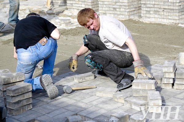 У Києві на Грушевського кладуть бруківку. ФОТО