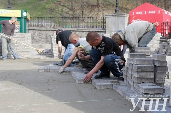 У Києві на Грушевського кладуть бруківку. ФОТО
