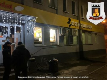 Магазин у центрі Луцька продавав вночі алкоголь. ФОТО
