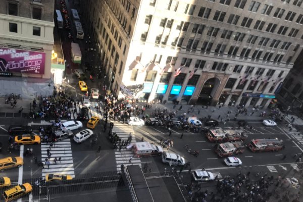 Килимок затис педаль газу: в Нью-Йорку вантажівка в’їхала в натовп