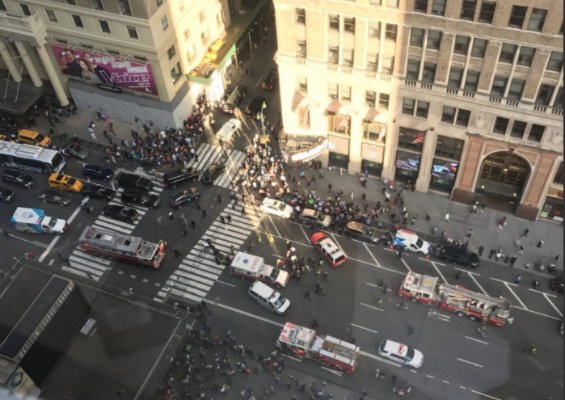 Килимок затис педаль газу: в Нью-Йорку вантажівка в’їхала в натовп