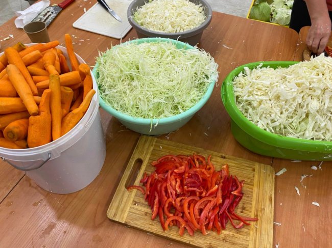 Жителі волинського села приготували майже 200 літрів салату для українських воїнів