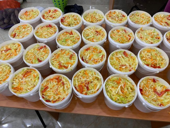 Жителі волинського села приготували майже 200 літрів салату для українських воїнів